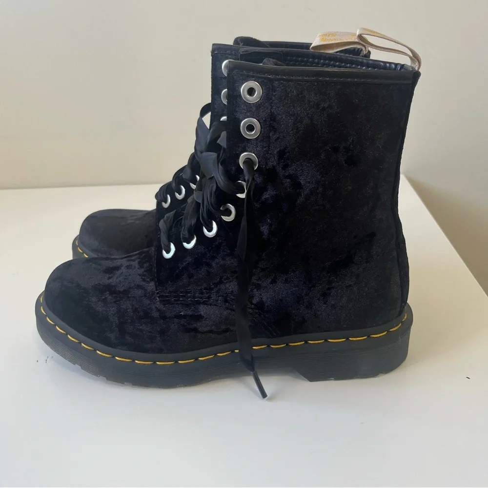 NWOT Dr. Martens VEGAN 1460 WOMEN'S CRUSHED VELVET LACE UP BOOTS Size 9 - Picture 4 of 9
